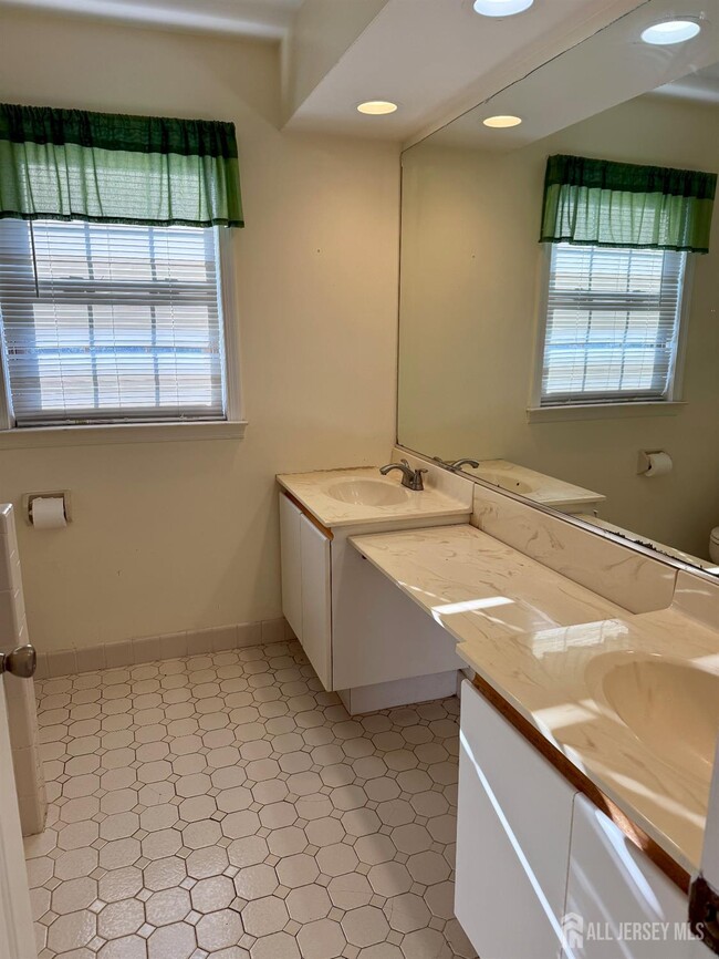 Building Photo - 809 Woodhaven Dr