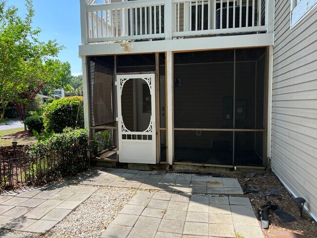 Building Photo - Beautiful Home, Mid-Island in Yacht Cove!