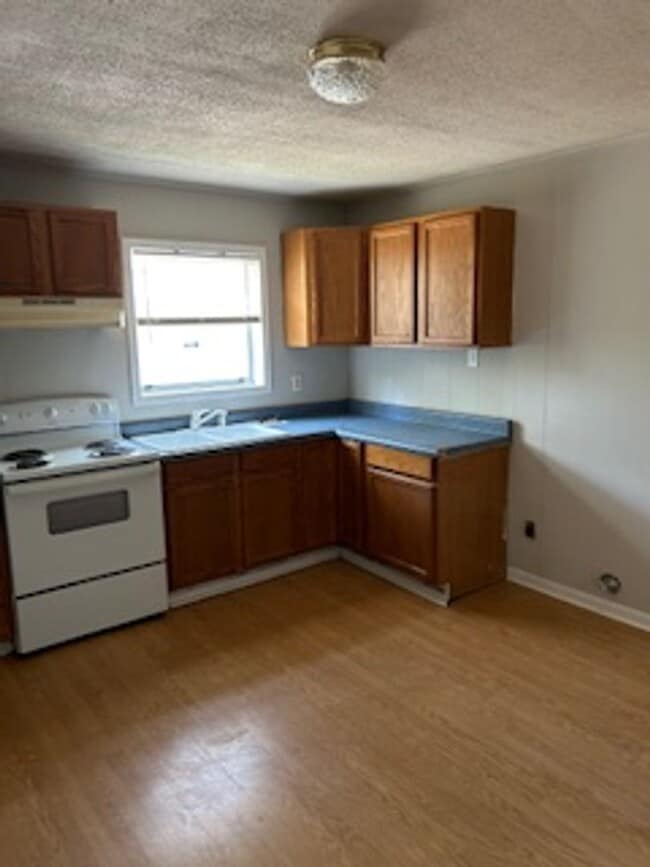 Building Photo - 68 Maple St