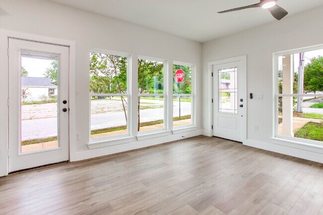 Building Photo - Brand new construction just minutes from downtown Pensacola and a quick trip to the beach. Ready ...