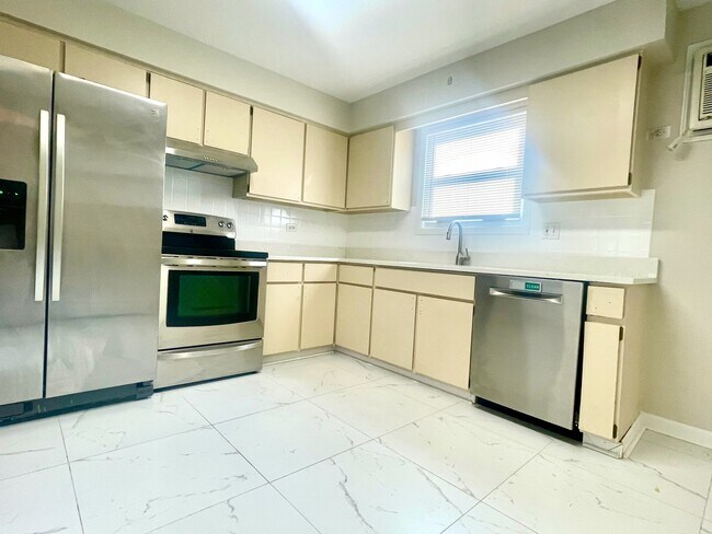 Building Photo - 406 Franklin Ave