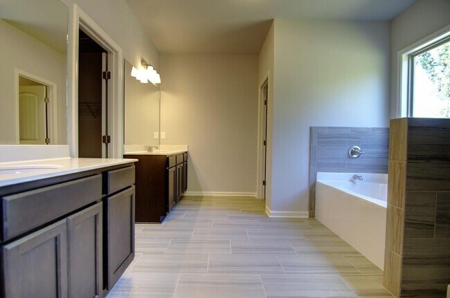 Building Photo - 7731 Silk Tree Pointe