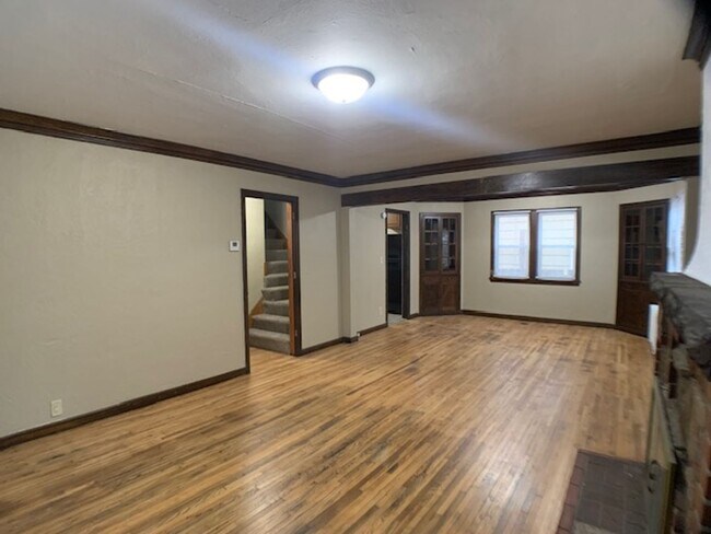 Building Photo - 1130 6th St E