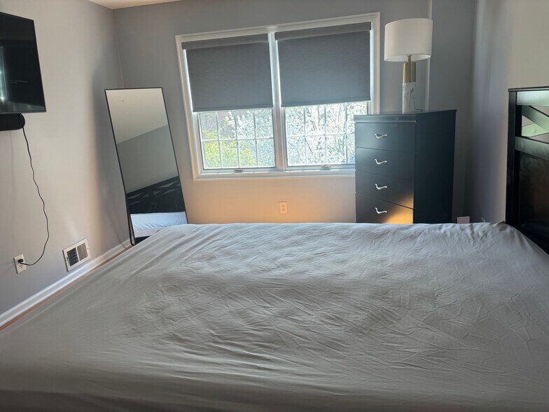 Building Photo - 50 Falls Bridge Dr