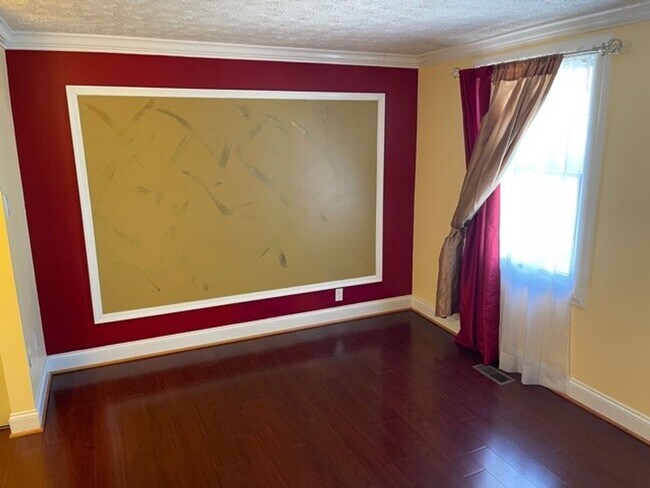 Building Photo - Well maintained 2 BR 2 BA 3 level townhome...