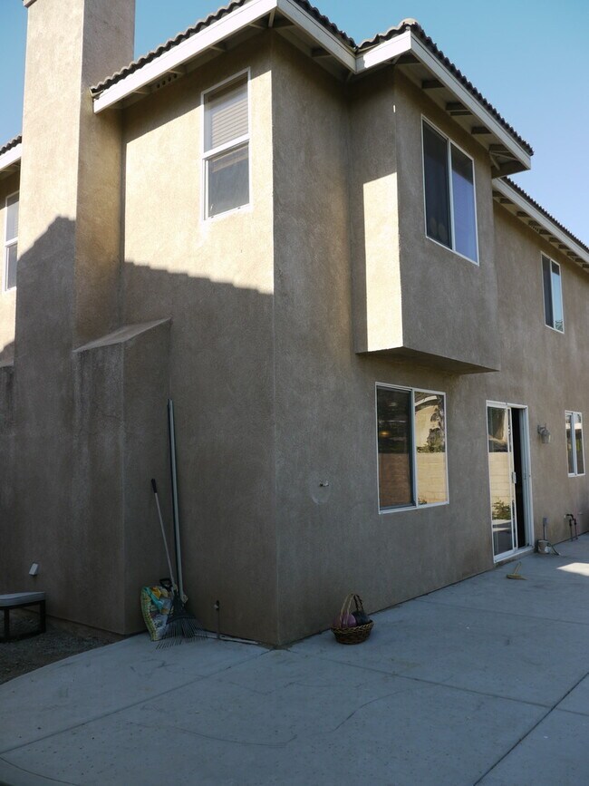 Building Photo - Spacious 4-Bedroom Home in North Fontana –...