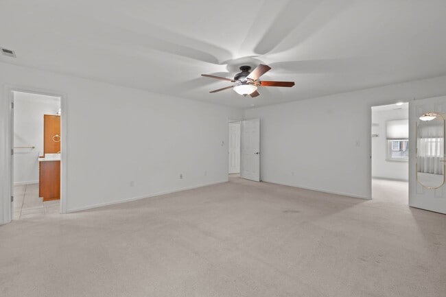 Building Photo - Your Dream Home Awaits!