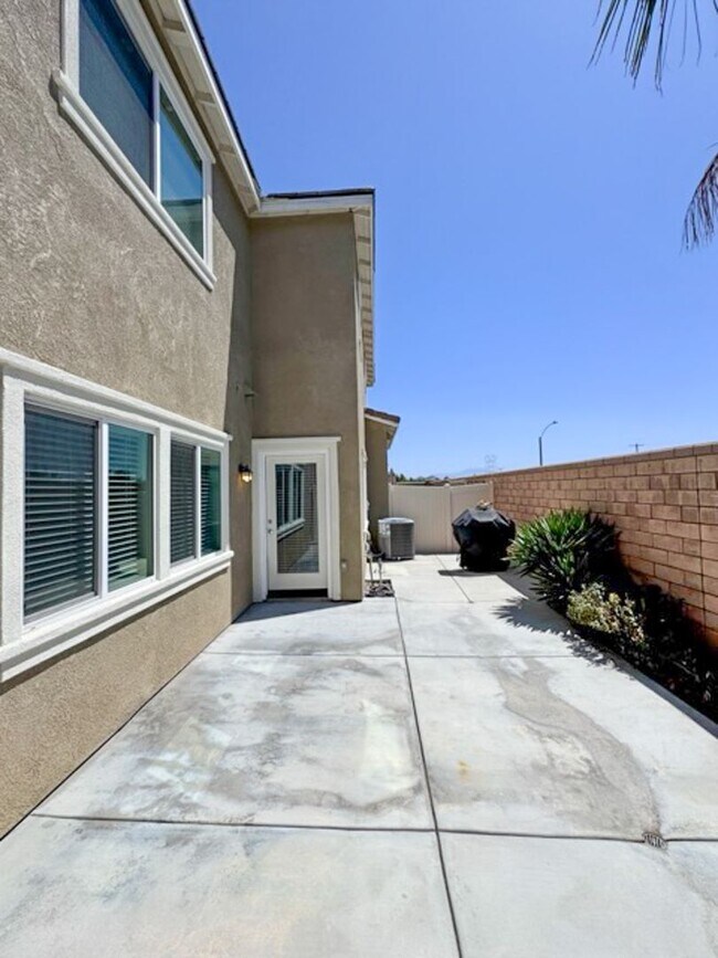 Building Photo - Beautiful 3 bedroom Town house available f...