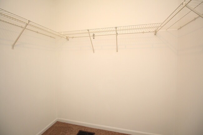 Building Photo - 698 Fieldcrest Dr