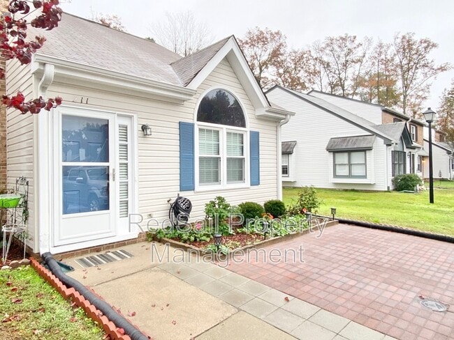 Building Photo - 211 Crestwood Ct