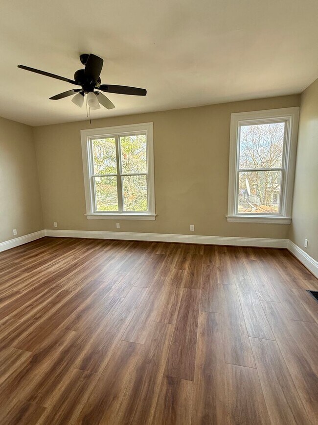 Building Photo - 415 Considine Ave