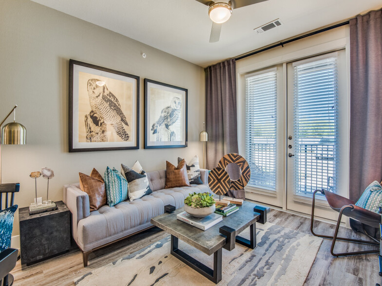 Living room with hard surface flooring - Avalon Castle Hills