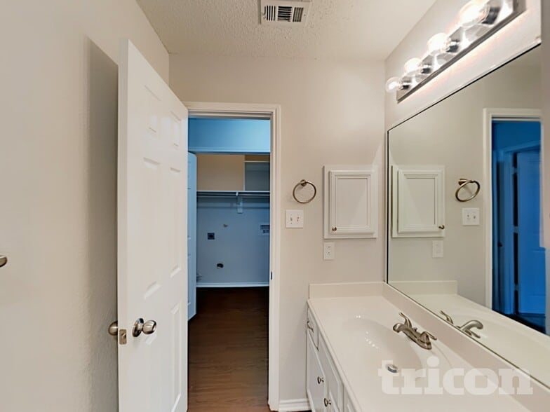 Building Photo - 906 Pheasant Dr