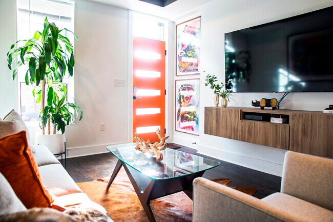 Front Entrance - 524 E Fort Ave