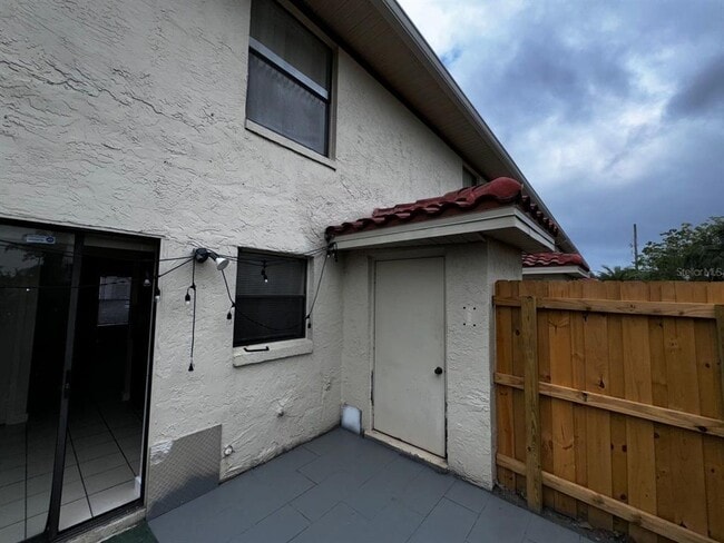 Building Photo - 6246 S Bend Square