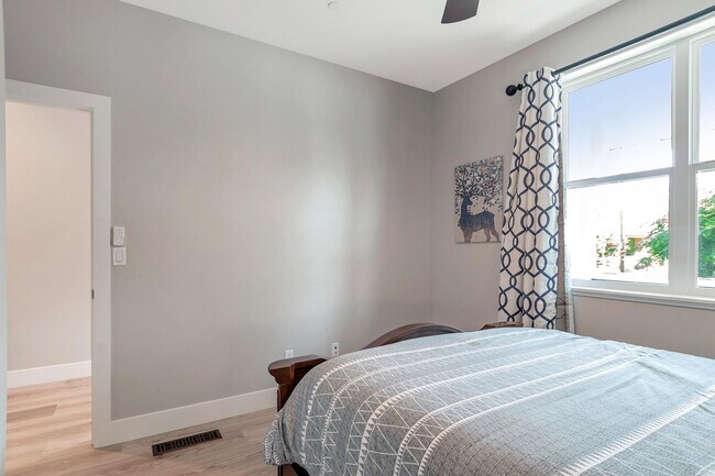 Building Photo - Fresh and Modern 3BD/2BA Home with Solar!