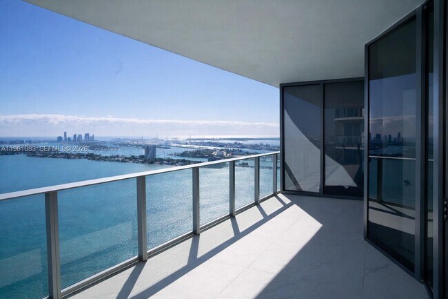 Building Photo - 700 NE 24th St