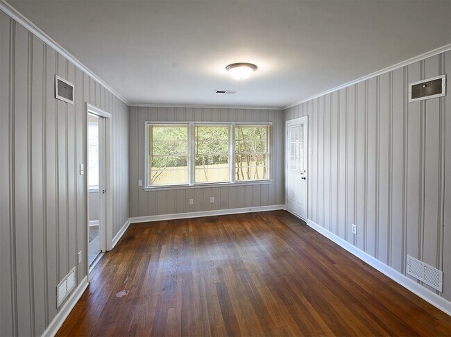 Building Photo - Newly updated 3 bed, 2 bath near U of M