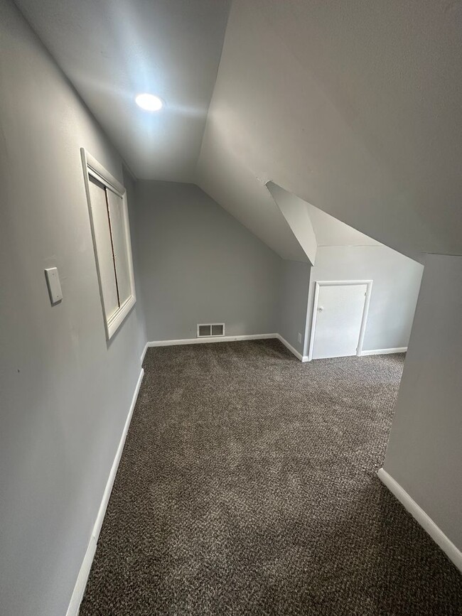 Building Photo - Maple Heights Single Home
