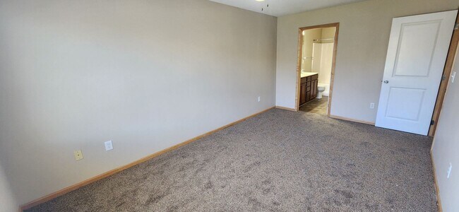 Building Photo - Rare 3 bedroom, 2.5 bathroom rental home w...