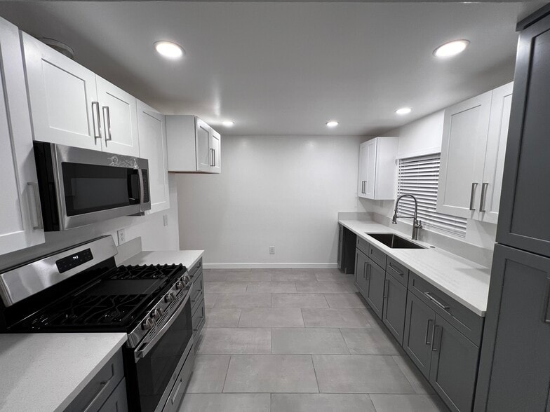 Building Photo - 9717 Oak St