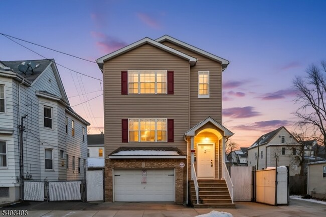 Building Photo - 110-PT112 Redwood Ave