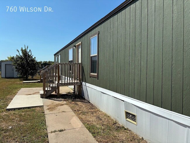 Building Photo - 760 Wilson Dr