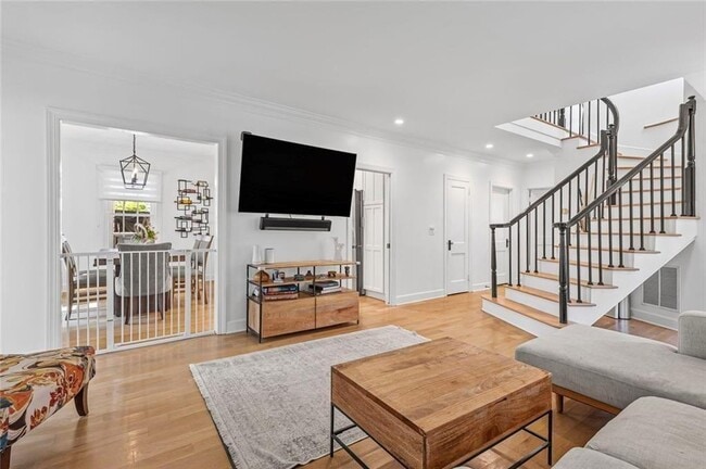 Building Photo - 346 Redland Rd NW