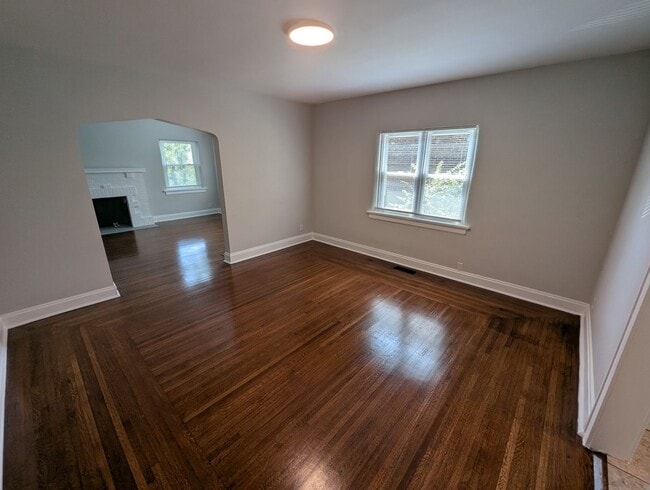 Building Photo - Beautifully renovated 2 bedroom house with...