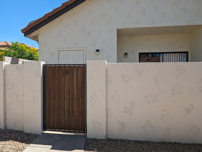 Building Photo - 2 Bedroom Condo in the Sonoma Village Comm...