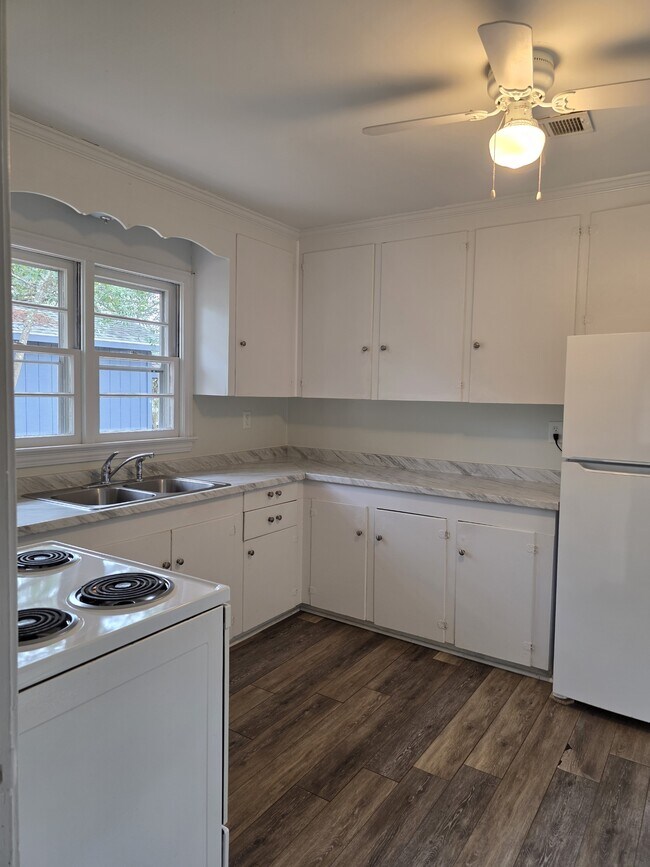 Building Photo - 615 Pine Dr