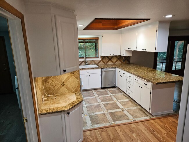 Building Photo - Cozy Wooded Vintage Charmer