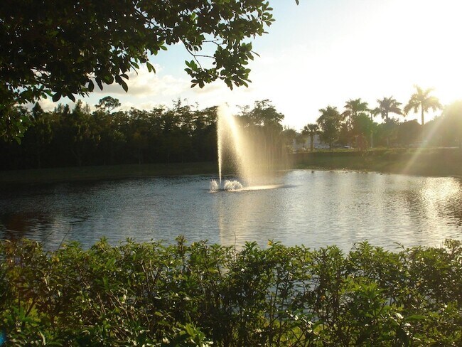 Building Photo - 1700 Crestwood Ct S