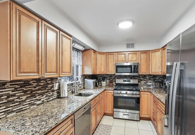 Building Photo - 211 Clubhouse Dr