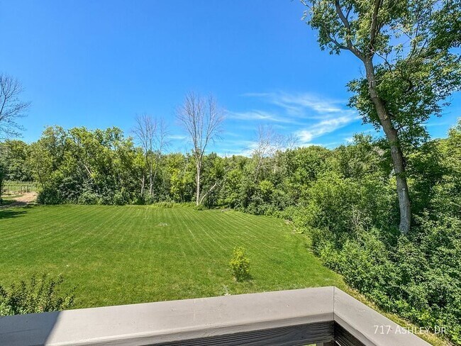 Building Photo - 717 Ashley Dr