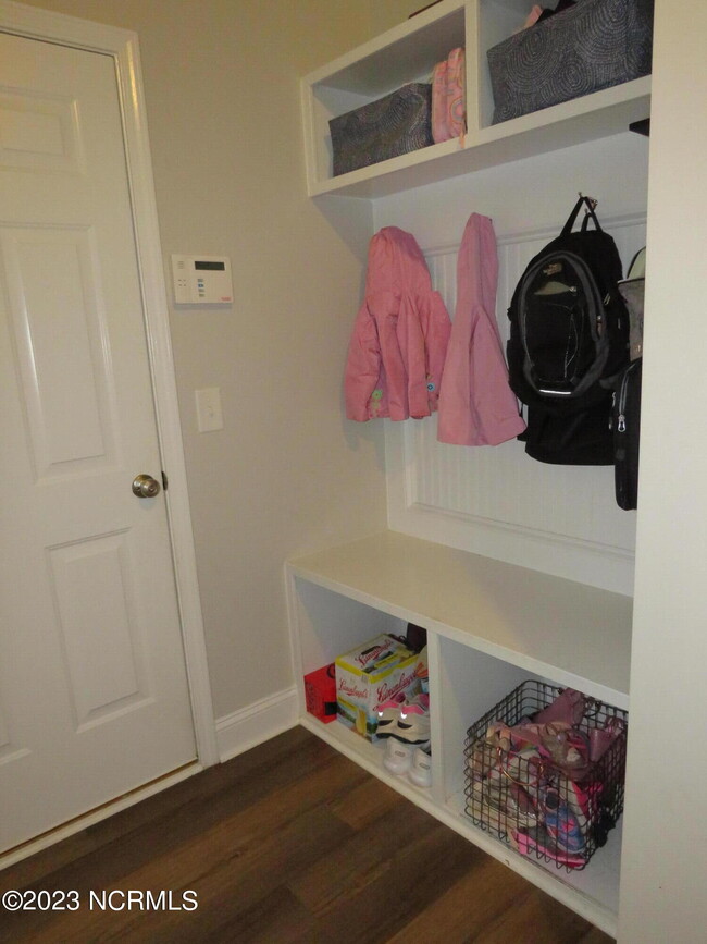 Building Photo - 425 Palisades Dr