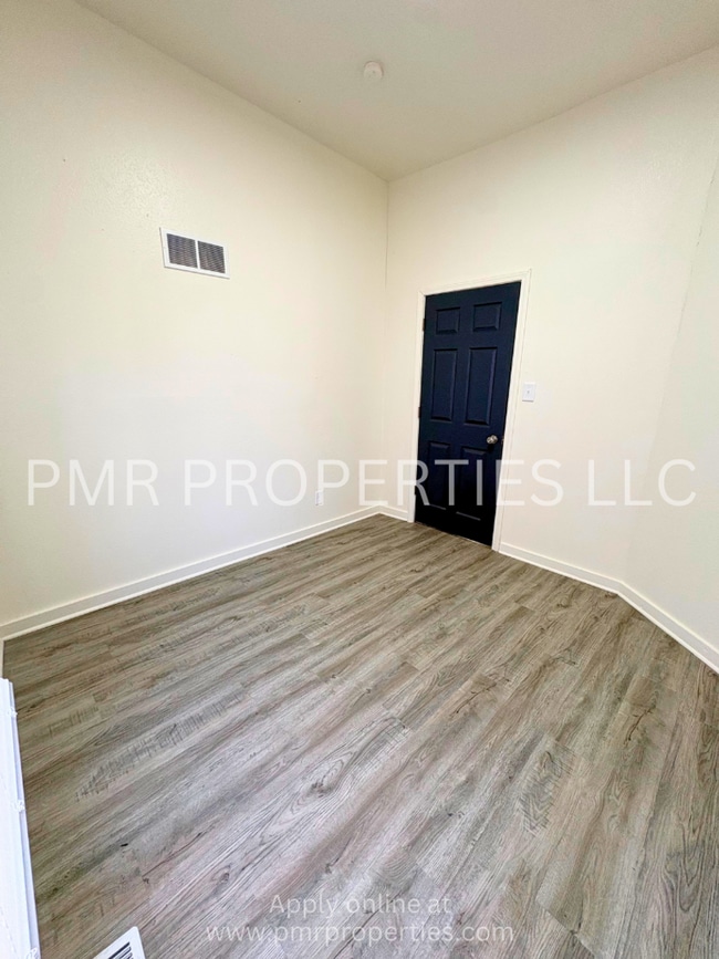 Building Photo - 2 Bedrooms/1 Bathroom House