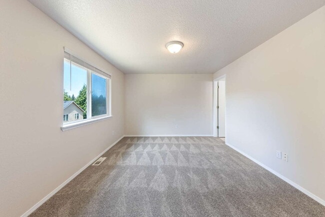 Building Photo - Spacious 3 bedroom Duplex