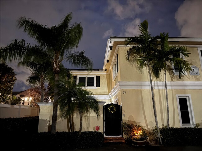 Building Photo - 1010 NE 8th Ave