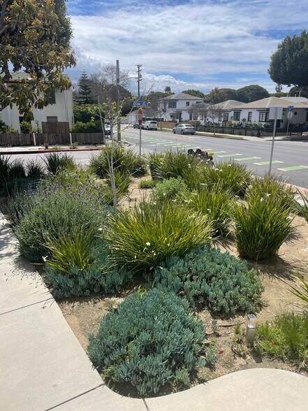 Building Photo - 2301 Oak St