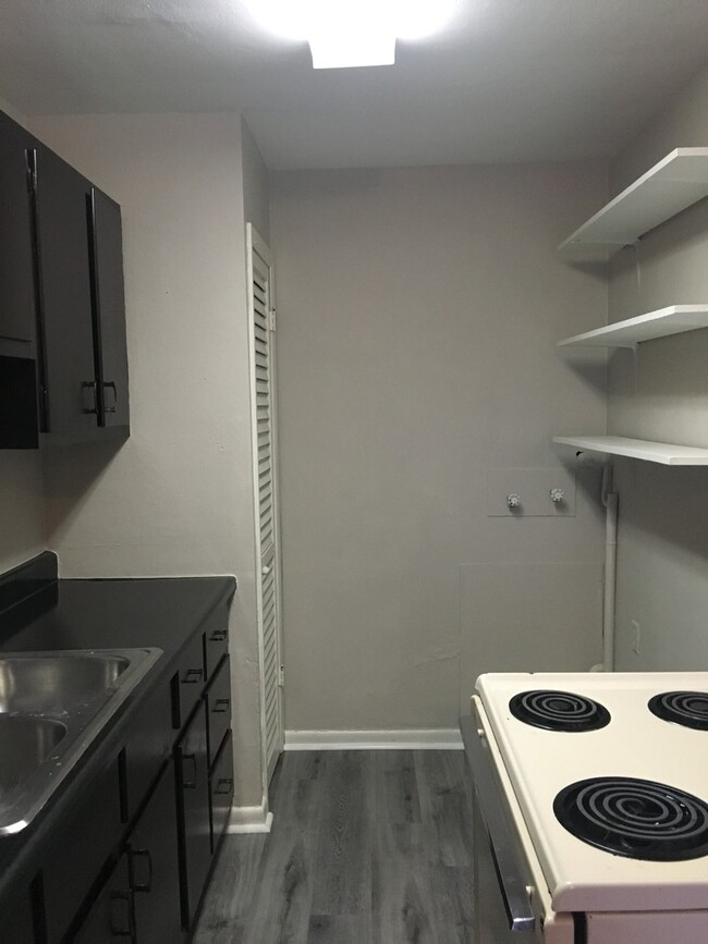 Building Photo - 1 Bedroom Apartment with New Appliances an...