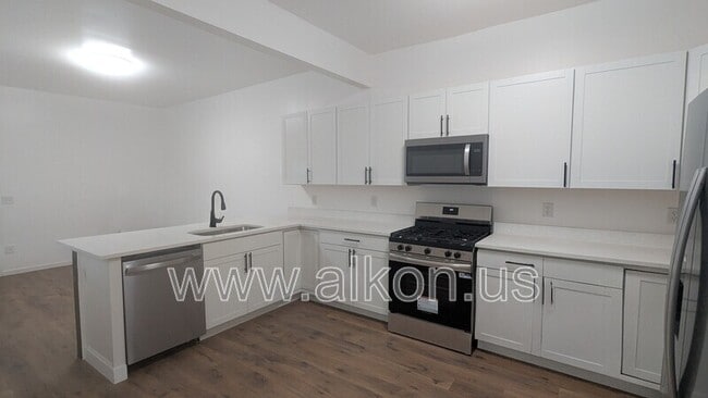 Building Photo - 566 Greenfield Ave