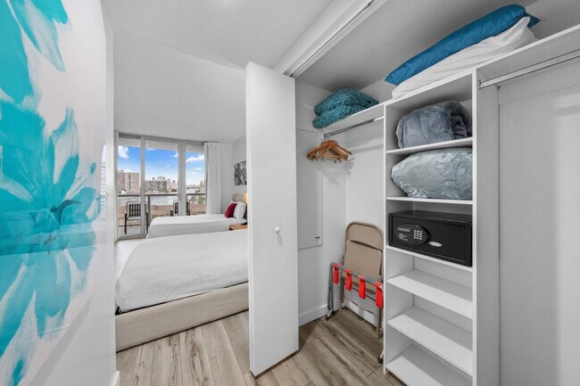 Building Photo - 2602 E Hallandale Beach Blvd