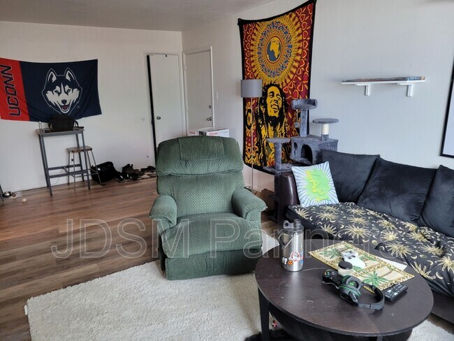 Building Photo - 5605 W Warren Ave