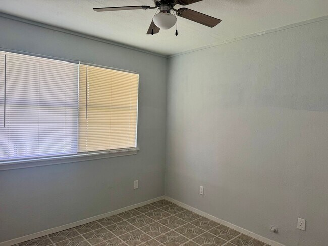 Building Photo - Cute 3/1 Home Available for Immediate Move...