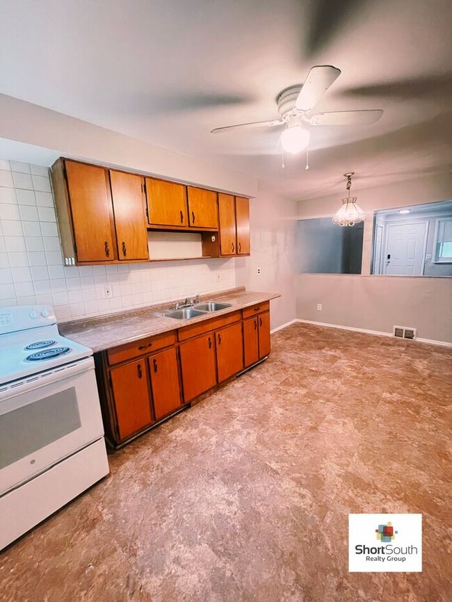 Building Photo - 2 bed 1 bath Duplex Ready for Immediate move in.