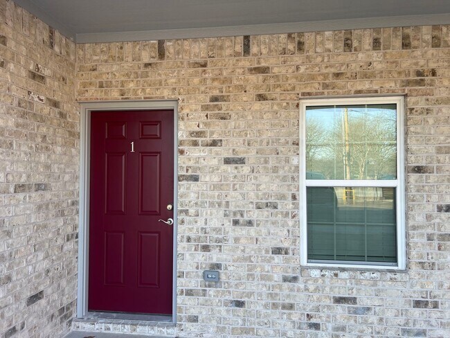 Building Photo - 923 Callie Ave