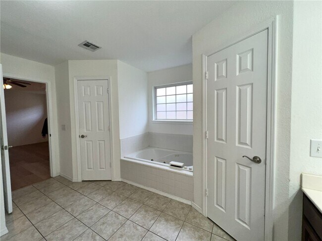 Building Photo - 2403 SW 20th St