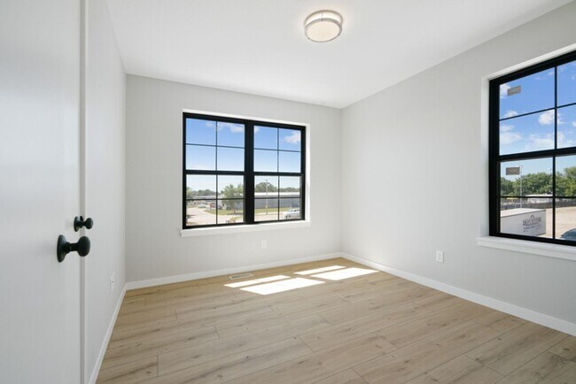 Building Photo - Clear Lake Condos