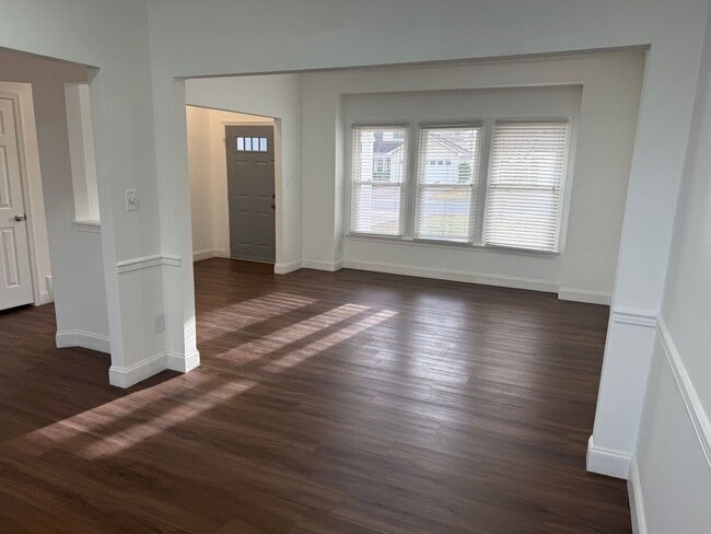 Building Photo - Elegant Residence in a Private Cul-de-Sac! "ASK ABOUT OUR ZERO DEPOSIT"